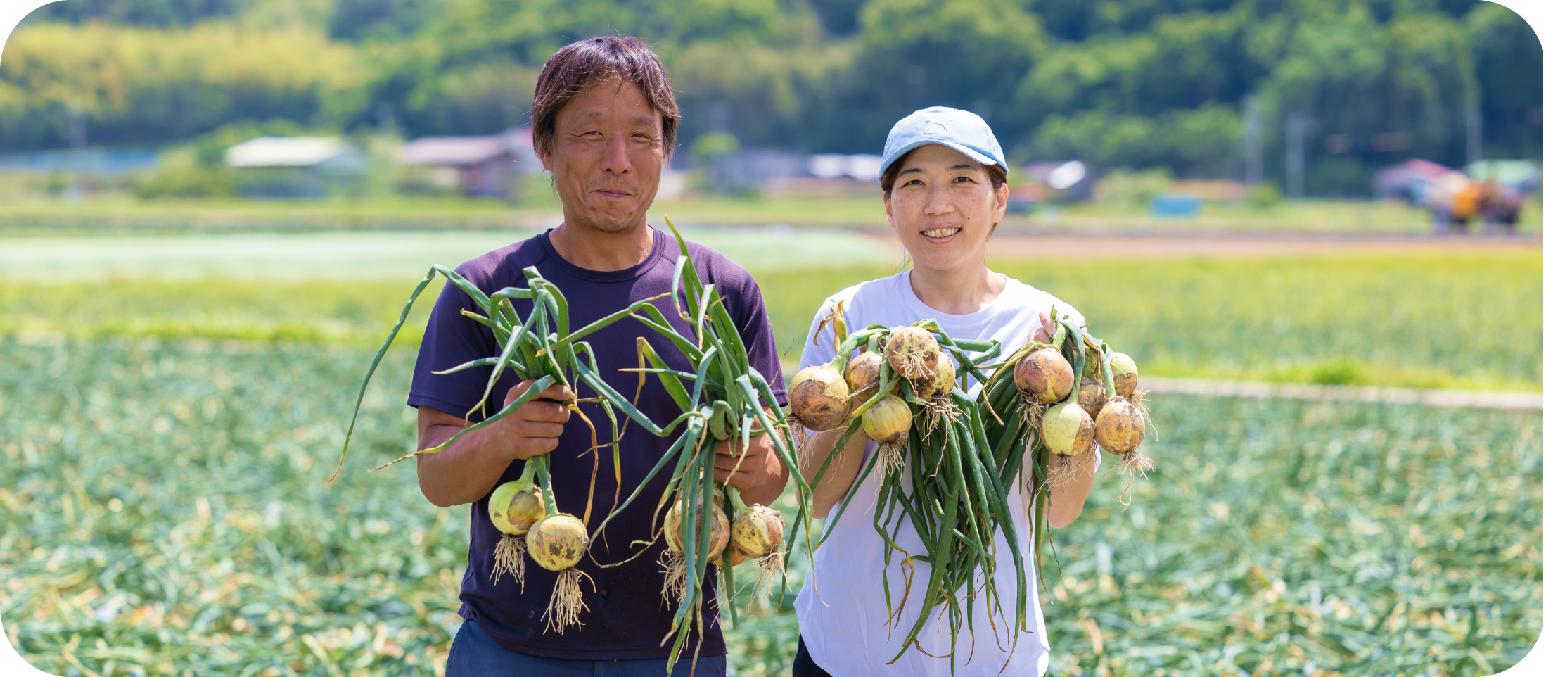 農家で育てた野菜と人の写真